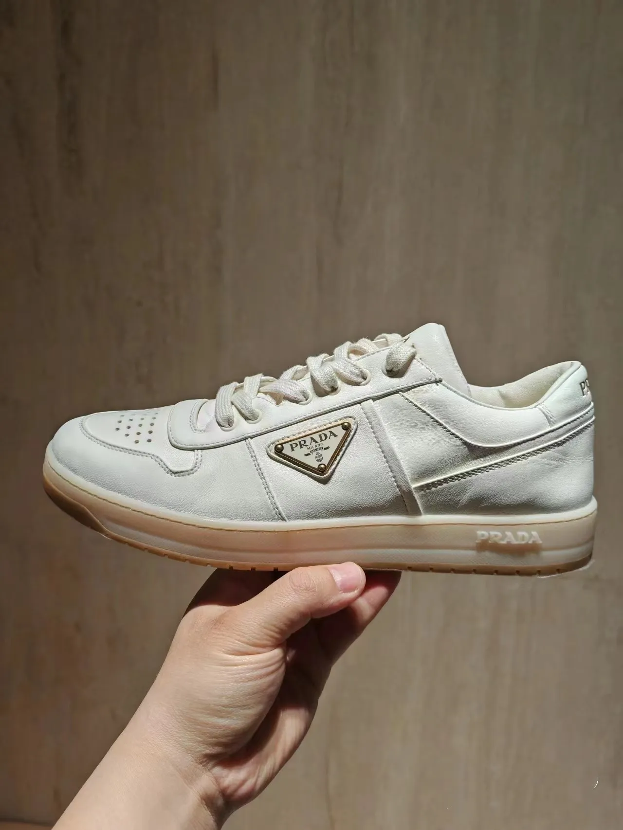 P380 Yuan 38-45 Prada Prada’s new men’s leather sports shoes, the highest version on the market, any comparison is welcome🆚! The original leather has excellent texture and is super high-end! Fetal sheep net lining imported from Italy, removable pad! Luxurious materials and fine workmanship, highly recommended!